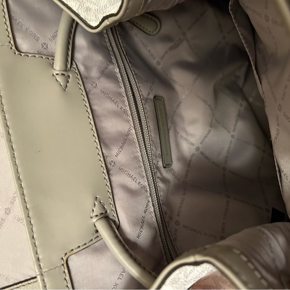 Michael Kors Large Abbey Cargo Bag Backpack Classic Print in White and Grey - Picture 5 of 6